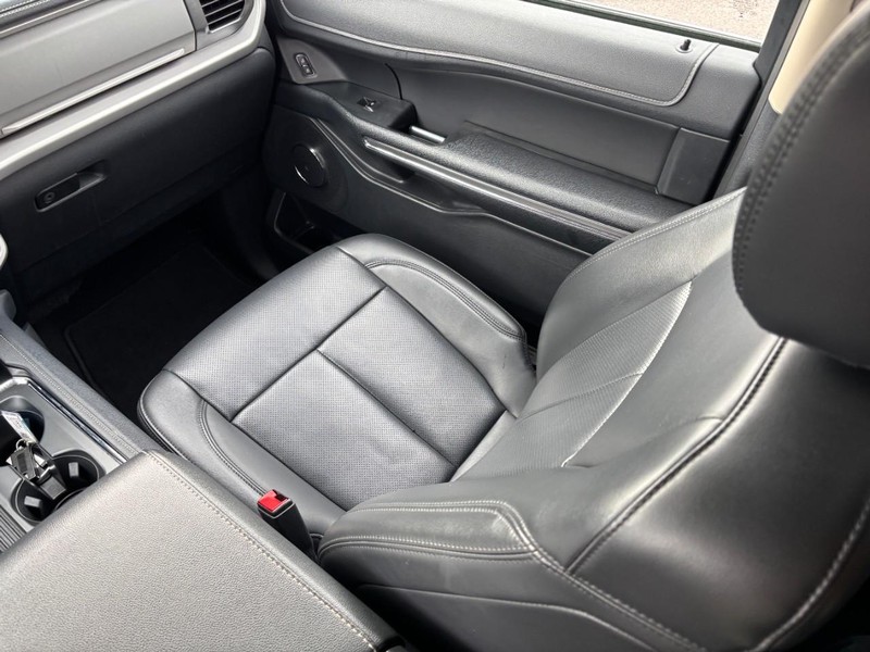 Ford Expedition Max Vehicle Full-screen Gallery Image 15