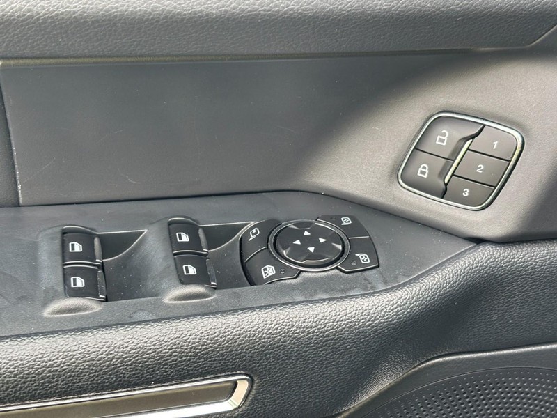 Ford Expedition Max Vehicle Full-screen Gallery Image 17