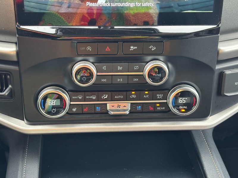 Ford Expedition Max Vehicle Full-screen Gallery Image 24