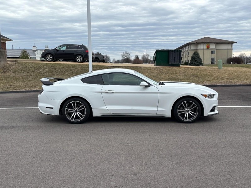Ford Mustang Vehicle Full-screen Gallery Image 02