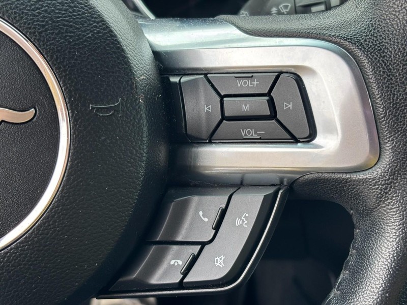 Ford Mustang Vehicle Full-screen Gallery Image 18