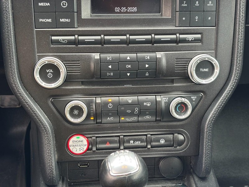 Ford Mustang Vehicle Full-screen Gallery Image 21