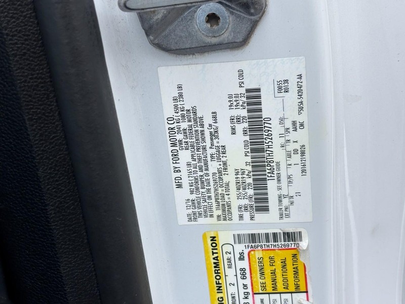 Ford Mustang Vehicle Full-screen Gallery Image 23