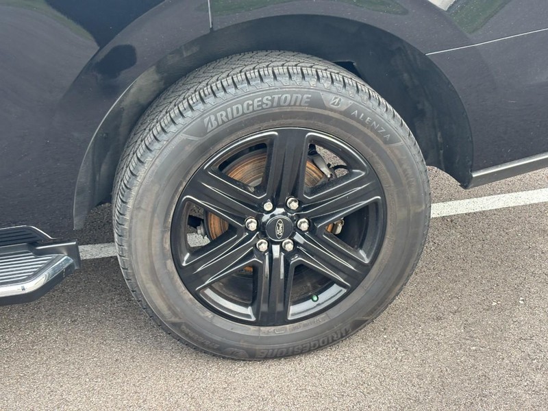 Ford Expedition Vehicle Full-screen Gallery Image 09