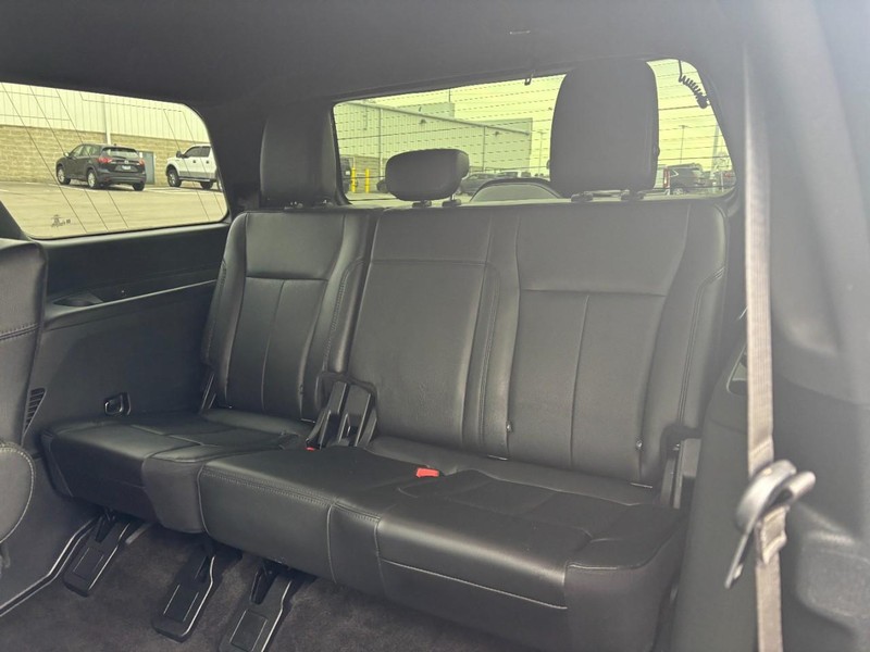 Ford Expedition Vehicle Full-screen Gallery Image 10