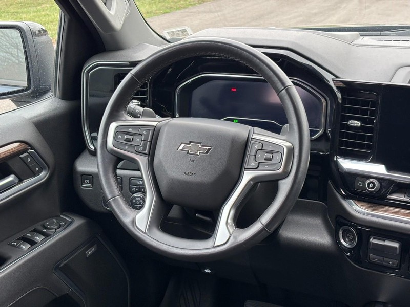 Chevrolet Silverado 1500 Vehicle Full-screen Gallery Image 12