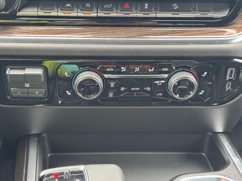 Chevrolet Silverado 1500 Vehicle Full-screen Gallery Image 24