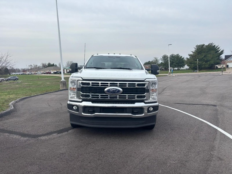 Ford Super Duty F-350 DRW Vehicle Full-screen Gallery Image 02