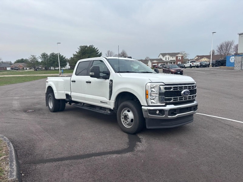 Ford Super Duty F-350 DRW Vehicle Full-screen Gallery Image 03