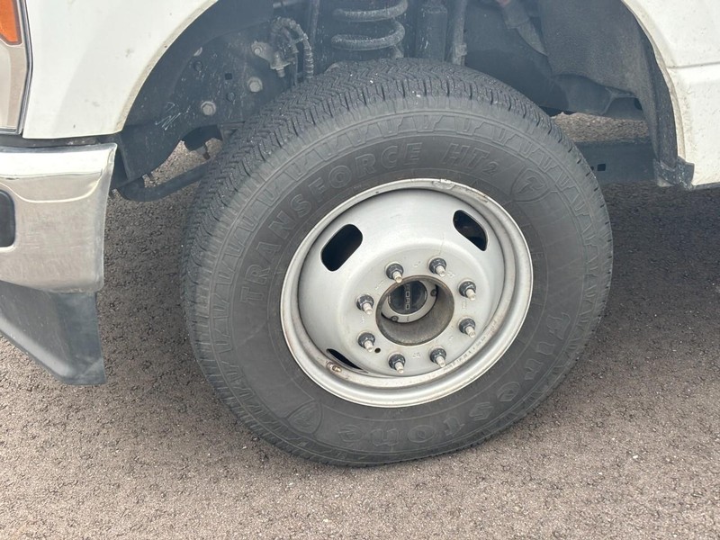 Ford Super Duty F-350 DRW Vehicle Full-screen Gallery Image 04