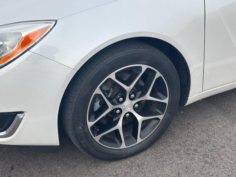 Buick Regal Vehicle Full-screen Gallery Image 04