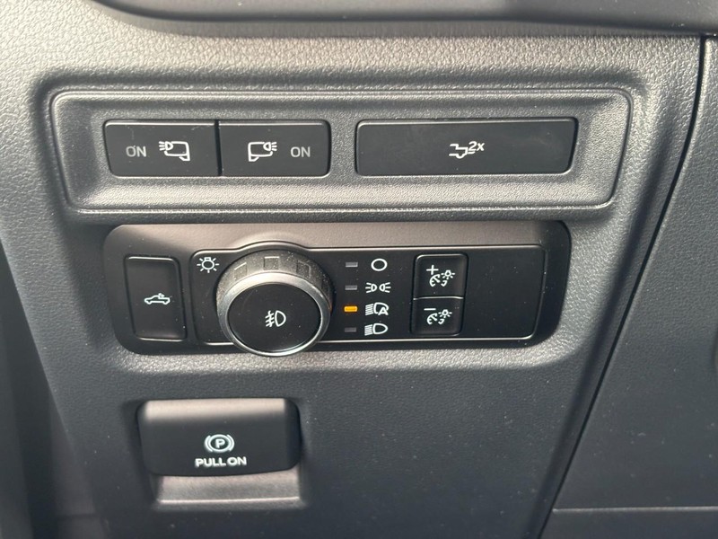 Ford F-150 Vehicle Full-screen Gallery Image 17