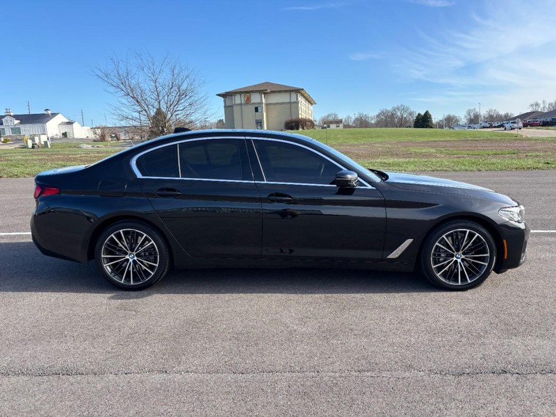 BMW 5 Series Vehicle Full-screen Gallery Image 02