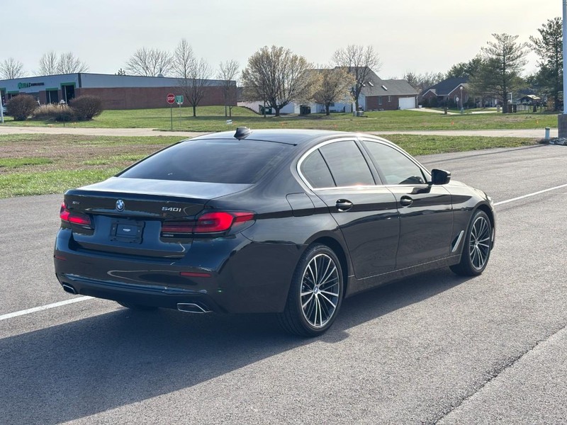 BMW 5 Series Vehicle Full-screen Gallery Image 03