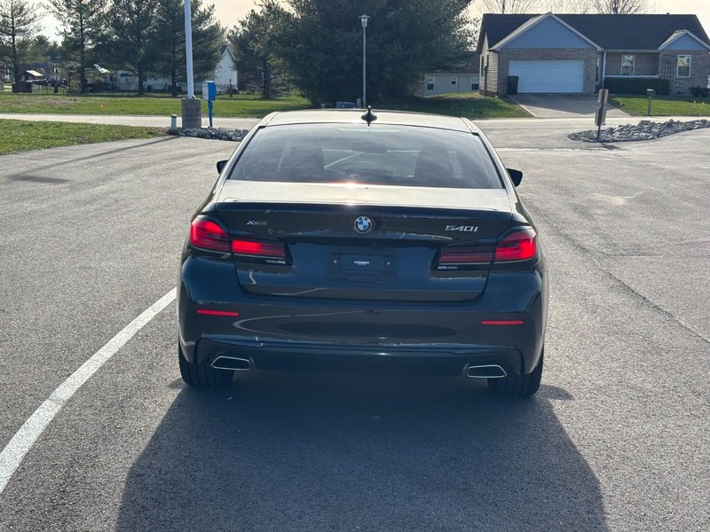 BMW 5 Series Vehicle Full-screen Gallery Image 04