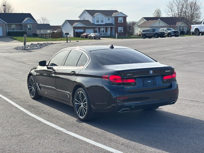 BMW 5 Series Vehicle Full-screen Gallery Image 05