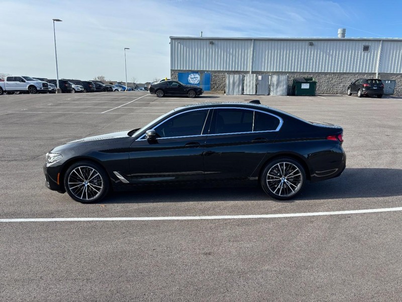 BMW 5 Series Vehicle Full-screen Gallery Image 06