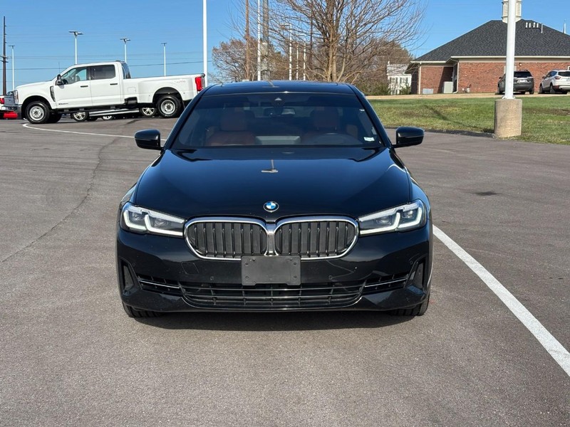 BMW 5 Series Vehicle Full-screen Gallery Image 08