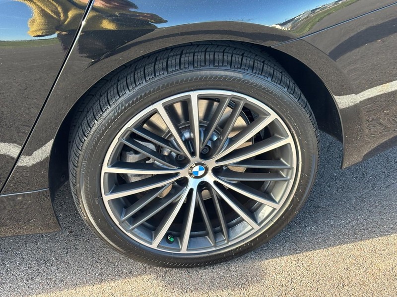 BMW 5 Series Vehicle Full-screen Gallery Image 09