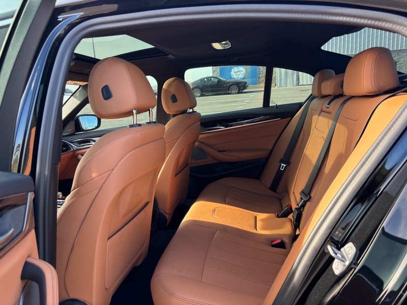 BMW 5 Series Vehicle Full-screen Gallery Image 10