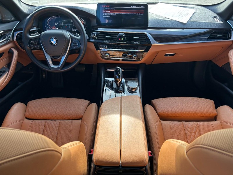 BMW 5 Series Vehicle Full-screen Gallery Image 11