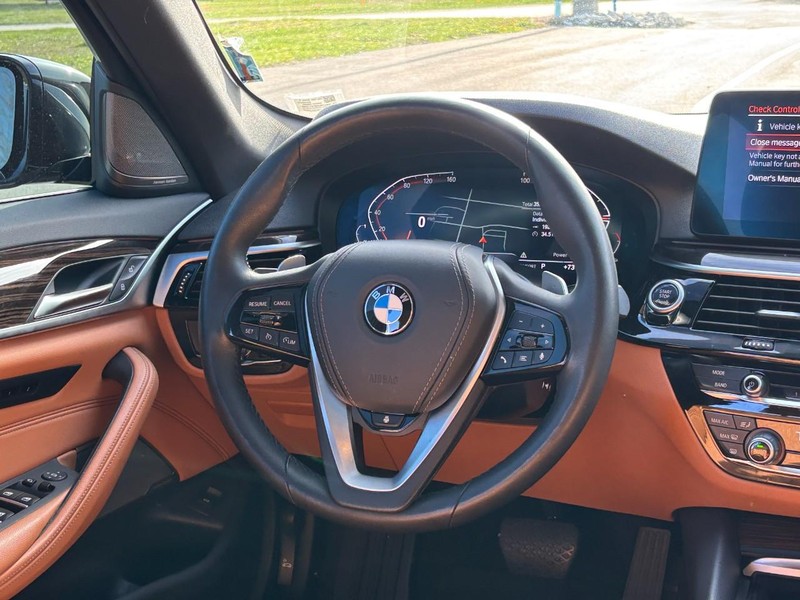 BMW 5 Series Vehicle Full-screen Gallery Image 12