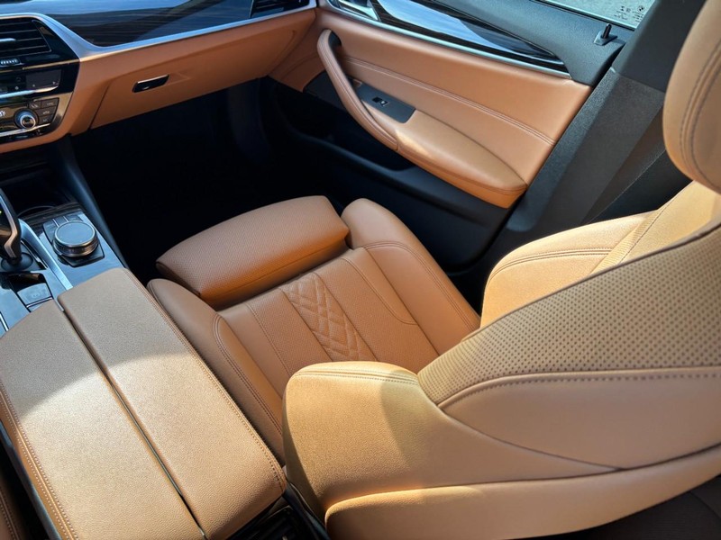 BMW 5 Series Vehicle Full-screen Gallery Image 14