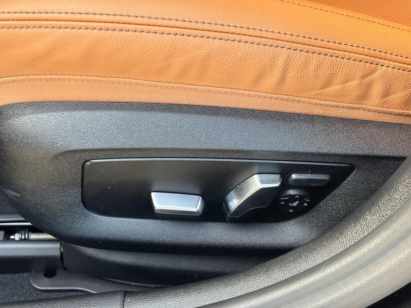 BMW 5 Series Vehicle Full-screen Gallery Image 15