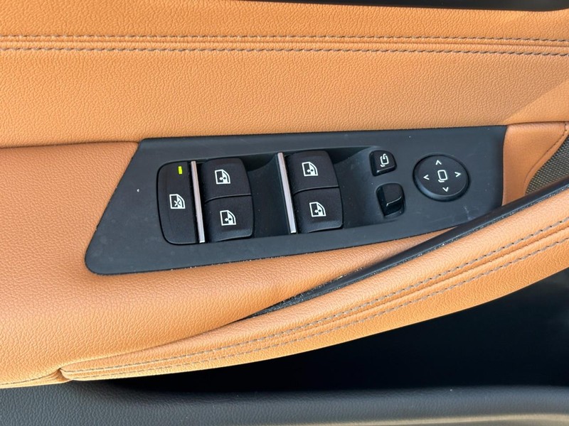 BMW 5 Series Vehicle Full-screen Gallery Image 16