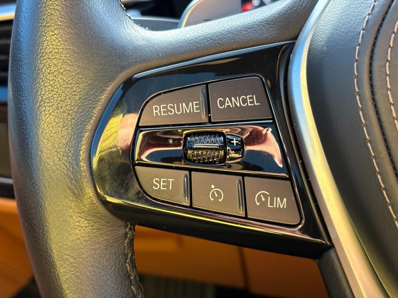 BMW 5 Series Vehicle Full-screen Gallery Image 17