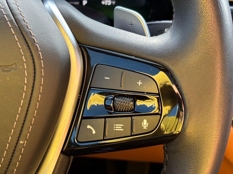 BMW 5 Series Vehicle Full-screen Gallery Image 18