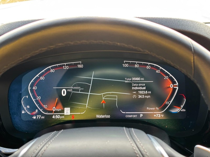 BMW 5 Series Vehicle Full-screen Gallery Image 19