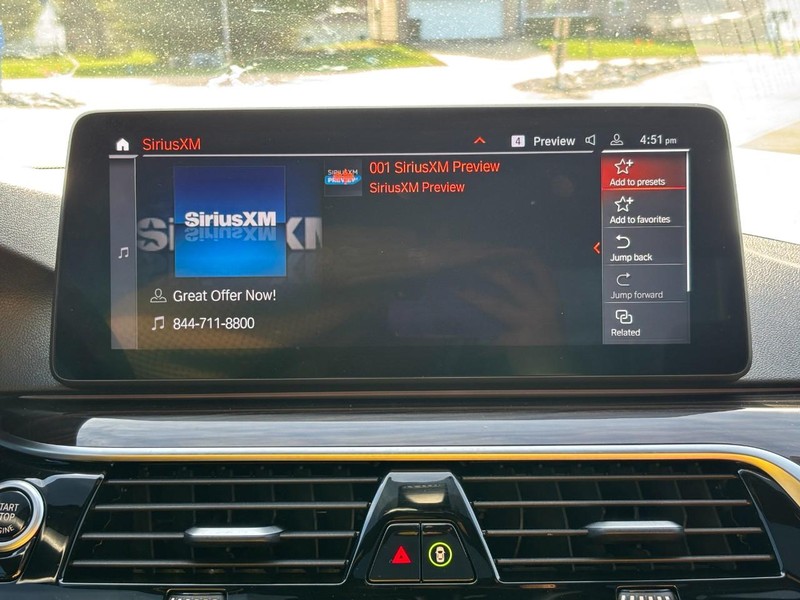 BMW 5 Series Vehicle Full-screen Gallery Image 20