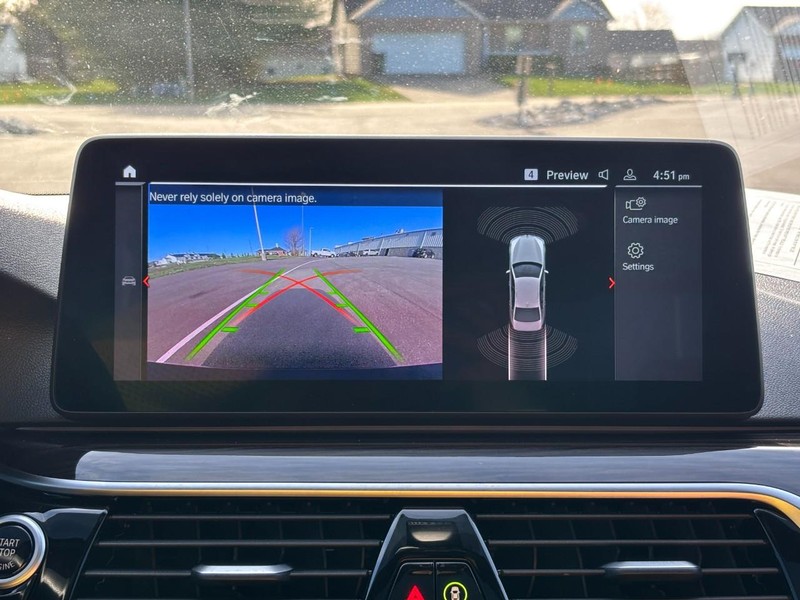 BMW 5 Series Vehicle Full-screen Gallery Image 21