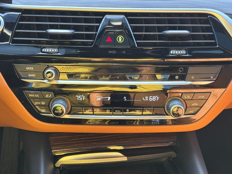 BMW 5 Series Vehicle Full-screen Gallery Image 22