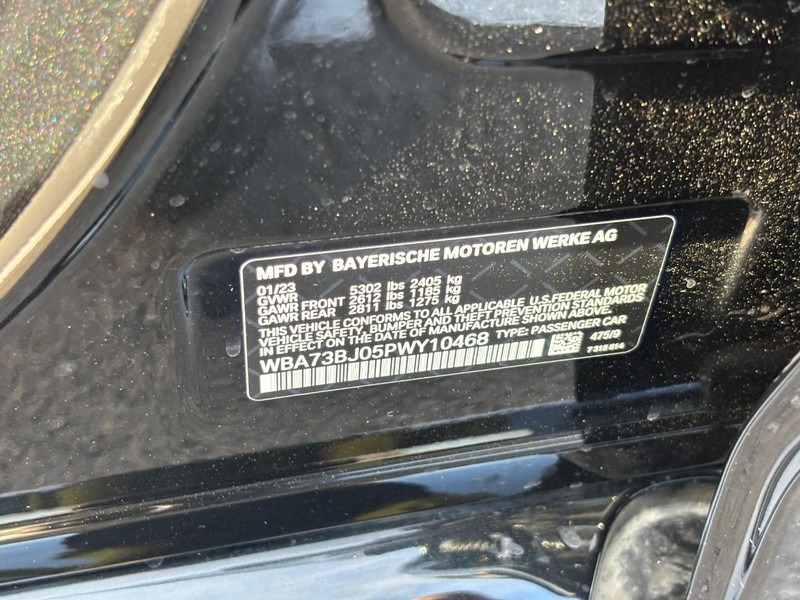 BMW 5 Series Vehicle Full-screen Gallery Image 23