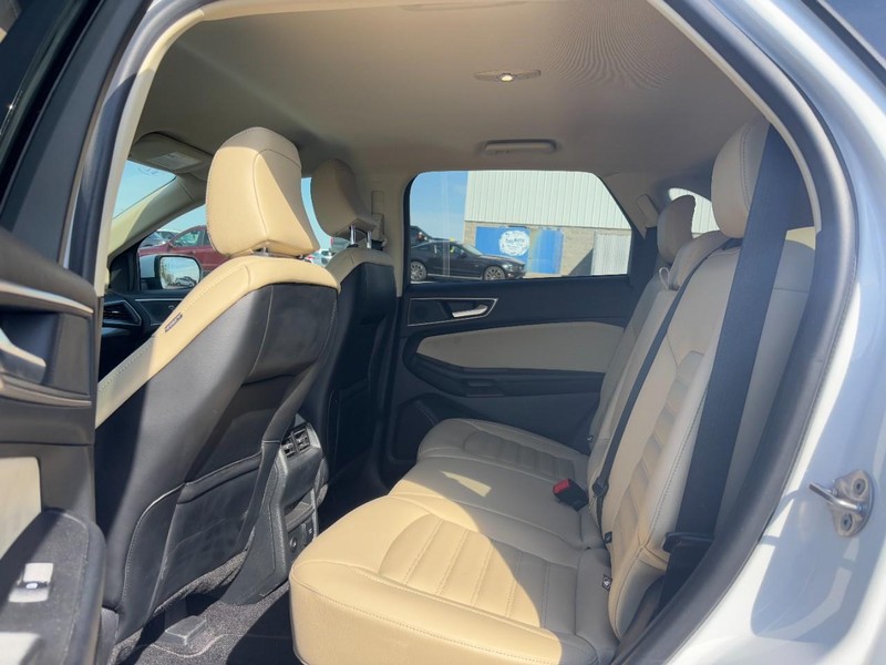 Ford Edge Vehicle Full-screen Gallery Image 10