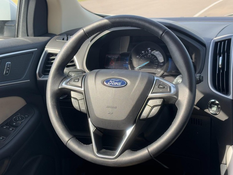 Ford Edge Vehicle Full-screen Gallery Image 12