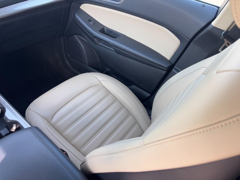 Ford Edge Vehicle Full-screen Gallery Image 14