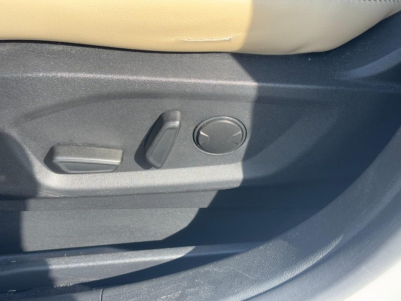 Ford Edge Vehicle Full-screen Gallery Image 15