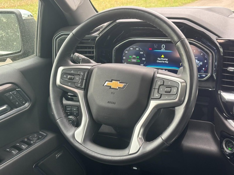 Chevrolet Silverado 1500 Vehicle Full-screen Gallery Image 12