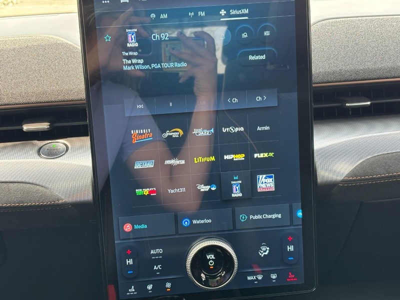 Ford Mustang Mach-E Vehicle Full-screen Gallery Image 20