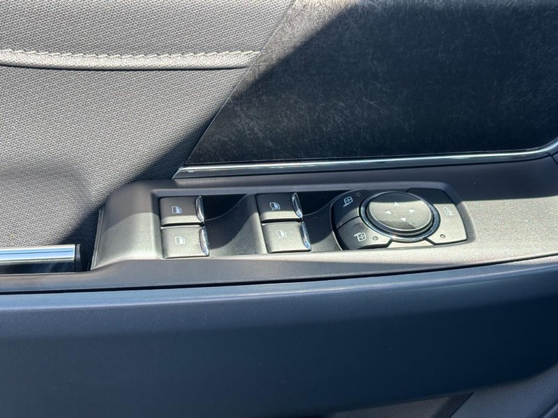 Ford F-150 Vehicle Full-screen Gallery Image 16