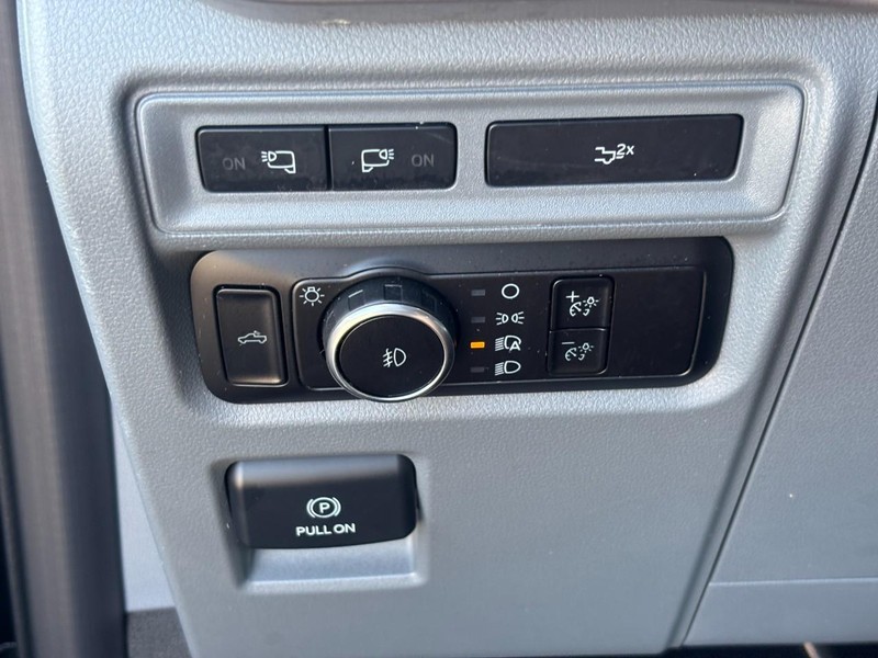 Ford F-150 Vehicle Full-screen Gallery Image 17