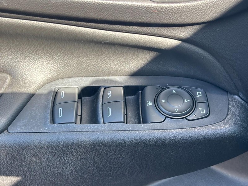 Chevrolet Equinox Vehicle Full-screen Gallery Image 16
