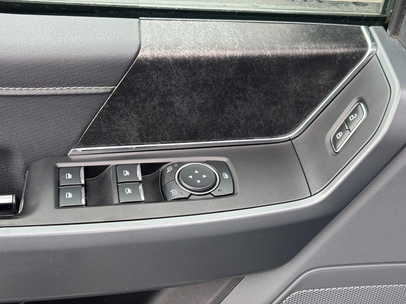 Ford F-150 Vehicle Full-screen Gallery Image 16