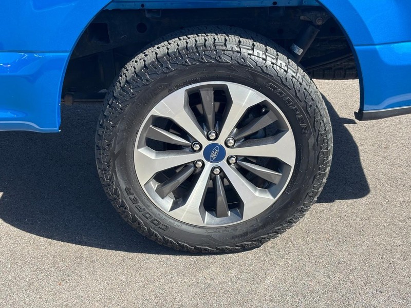 Ford F-150 Vehicle Full-screen Gallery Image 09
