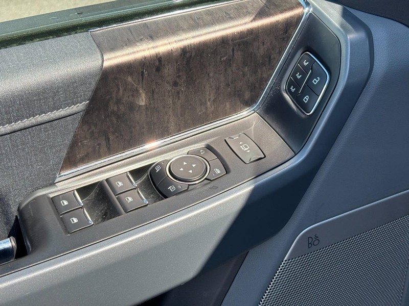 Ford F-150 Vehicle Full-screen Gallery Image 16