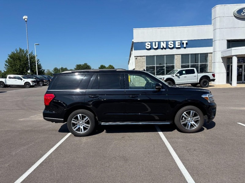 Ford Expedition Vehicle Full-screen Gallery Image 02