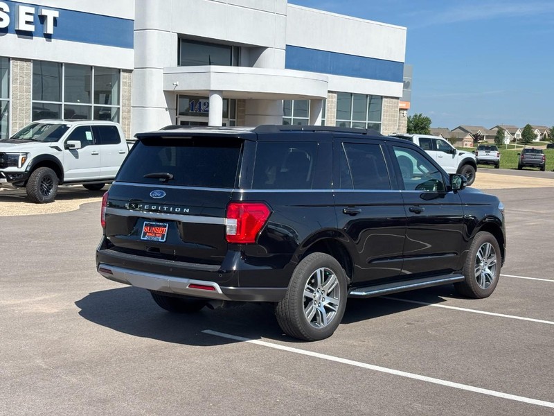 Ford Expedition Vehicle Full-screen Gallery Image 03